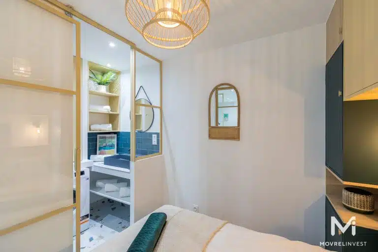 Chambre moderne avec salle de bain élégante et éclairage design.