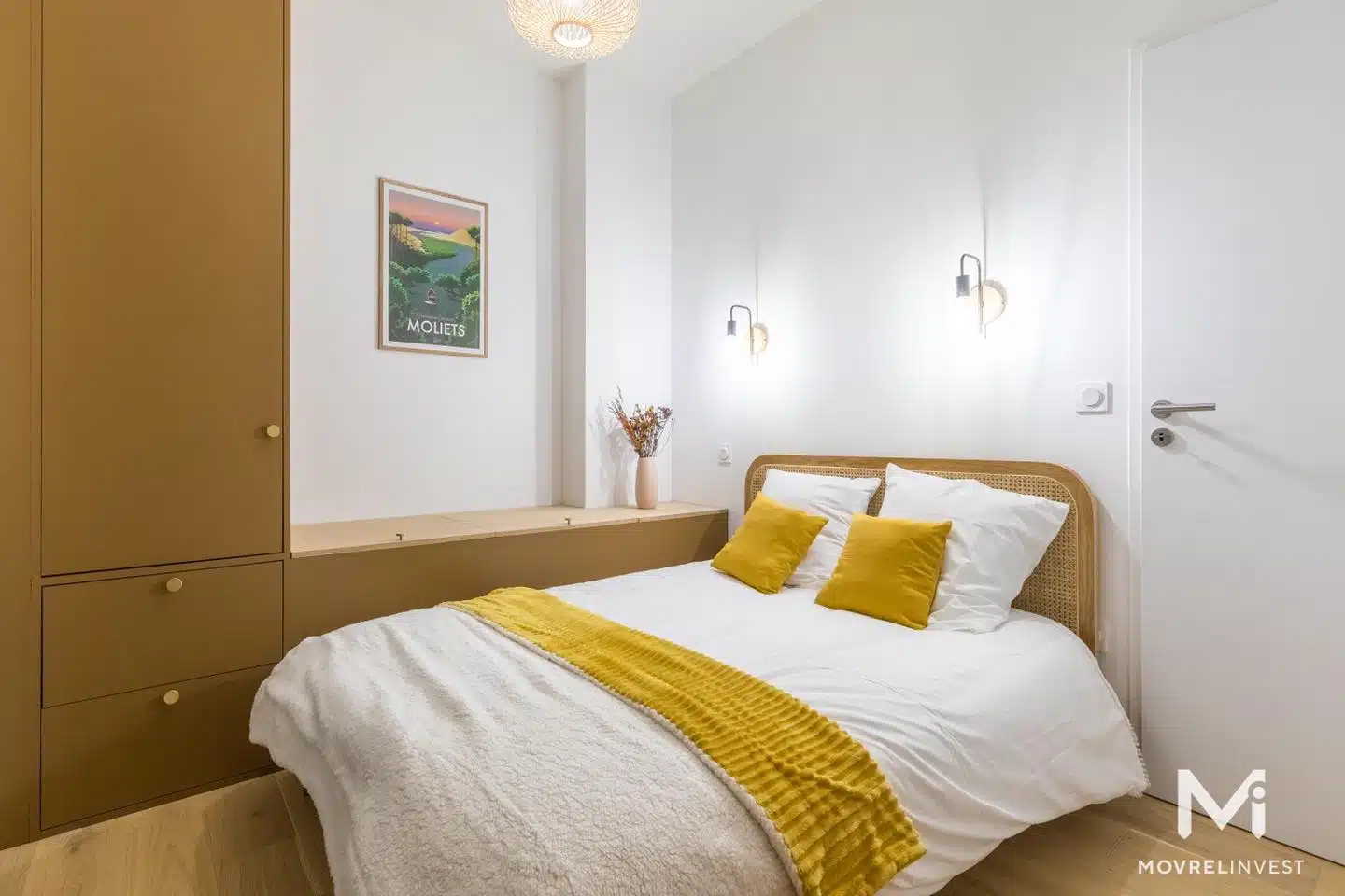 Chambre moderne avec décoration jaune et blanche.