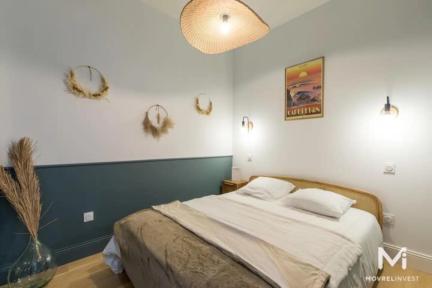 Chambre cosy avec décoration murale et lit double.