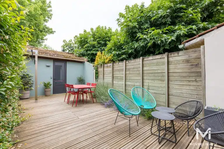 Jardin terrasse avec mobilier coloré.