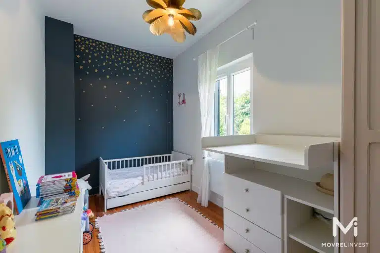 Chambre enfant étoilée, lumineuse, moderne, décoration soignée.