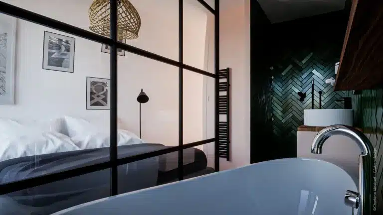 Chambre moderne avec baignoire et décoration élégante.