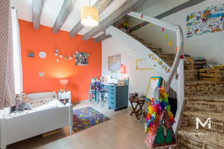 Chambre d'enfant colorée et lumineuse avec mezzanine.