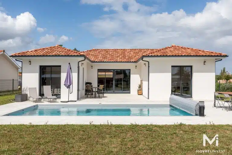 Maison moderne avec piscine ensoleillée.