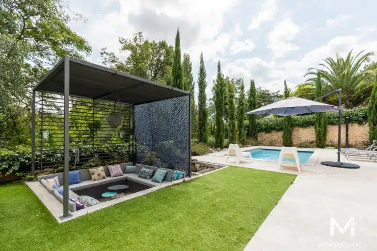 Jardin moderne avec piscine et pergola.