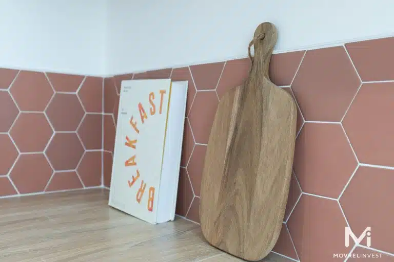 Planche à découper en bois cuisine moderne.