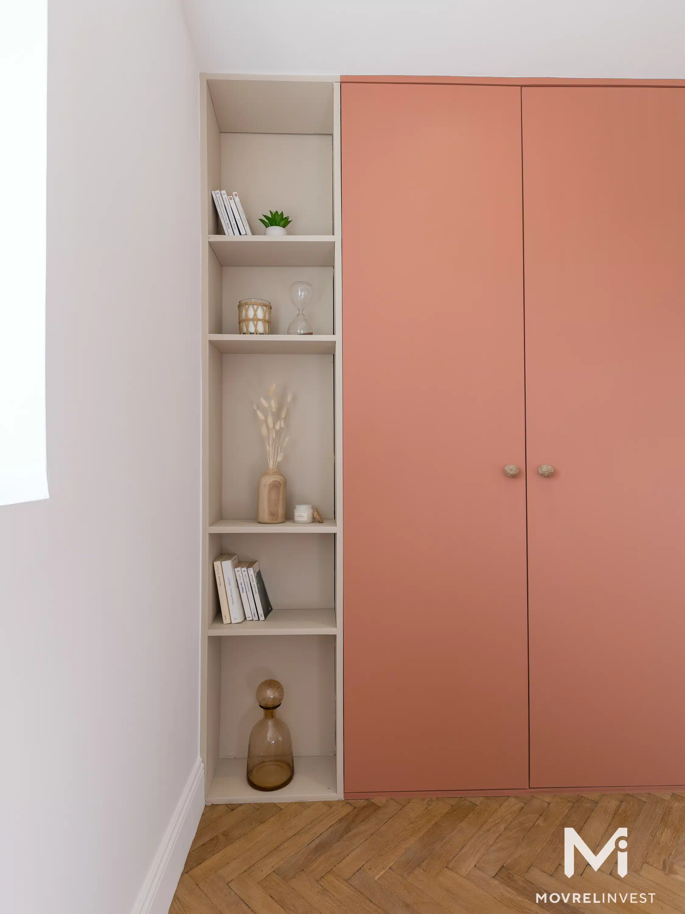 Placard rose et étagère blanche dans intérieur moderne.