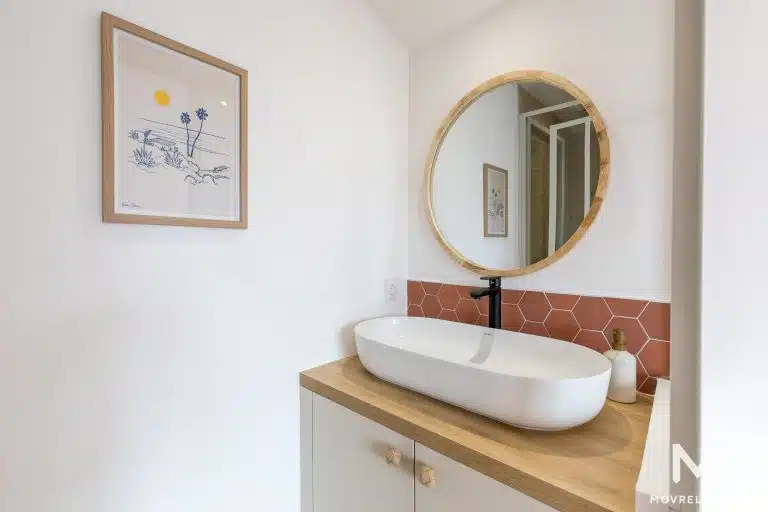 Salle de bain moderne épurée avec miroir rond