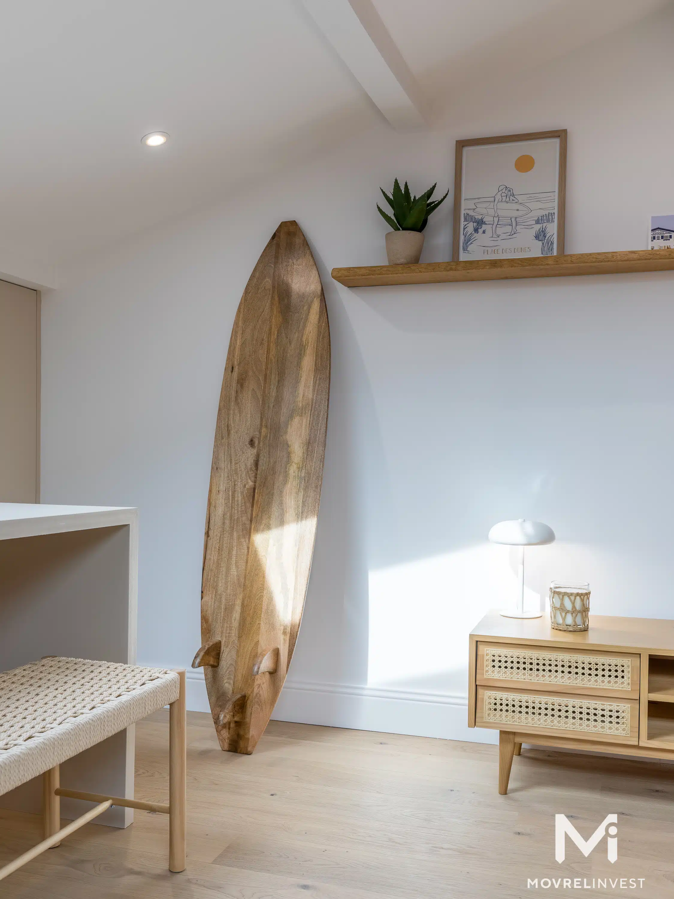 Intérieur minimaliste avec planche de surf décorative.