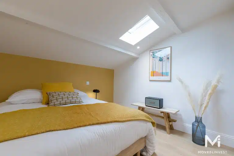 Chambre moderne avec décoration élégante et lumière naturelle.