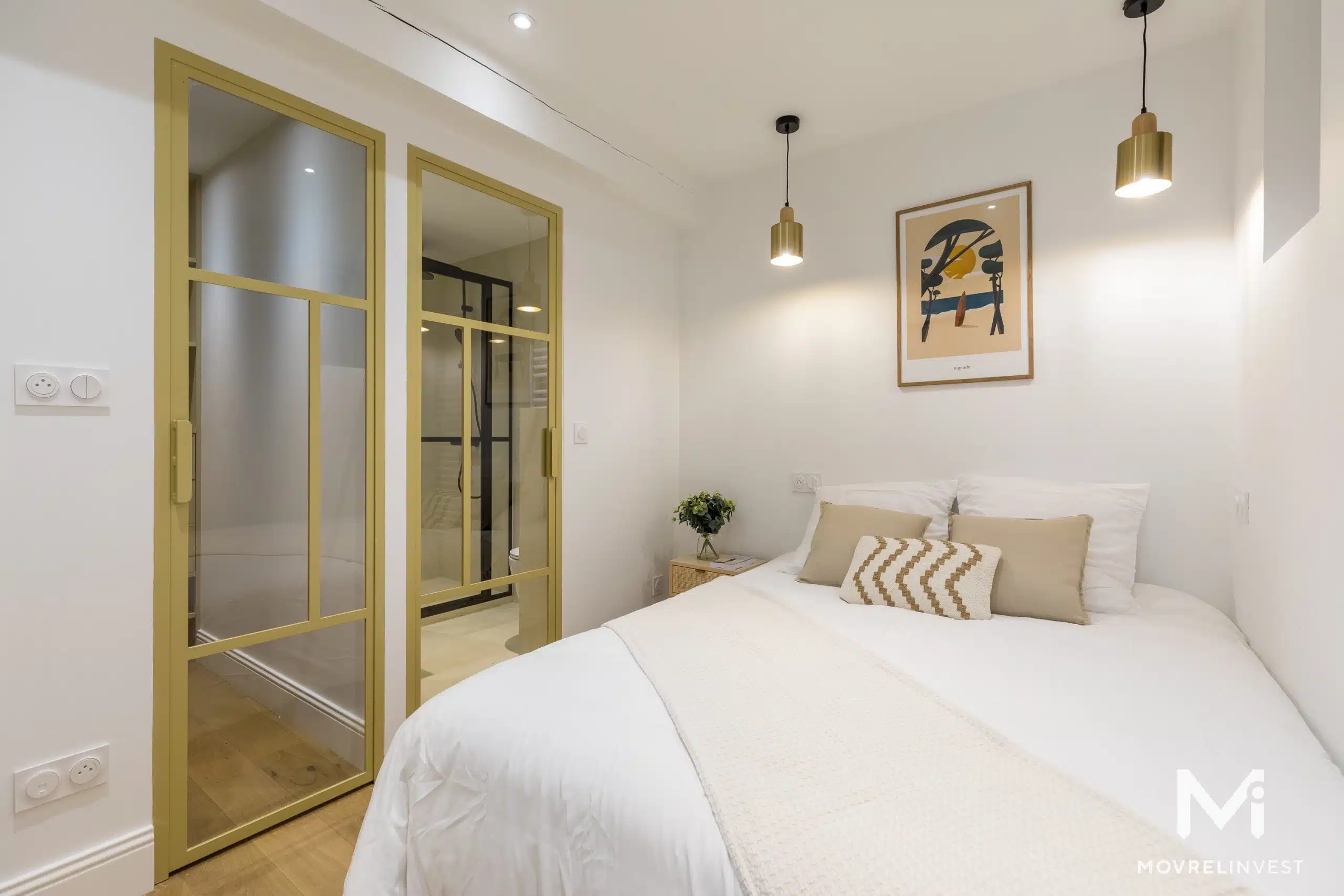 Chambre moderne avec lit double et décoration élégante.
