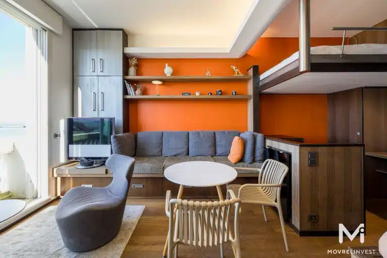 Salon moderne avec mezzanine et mur orange.