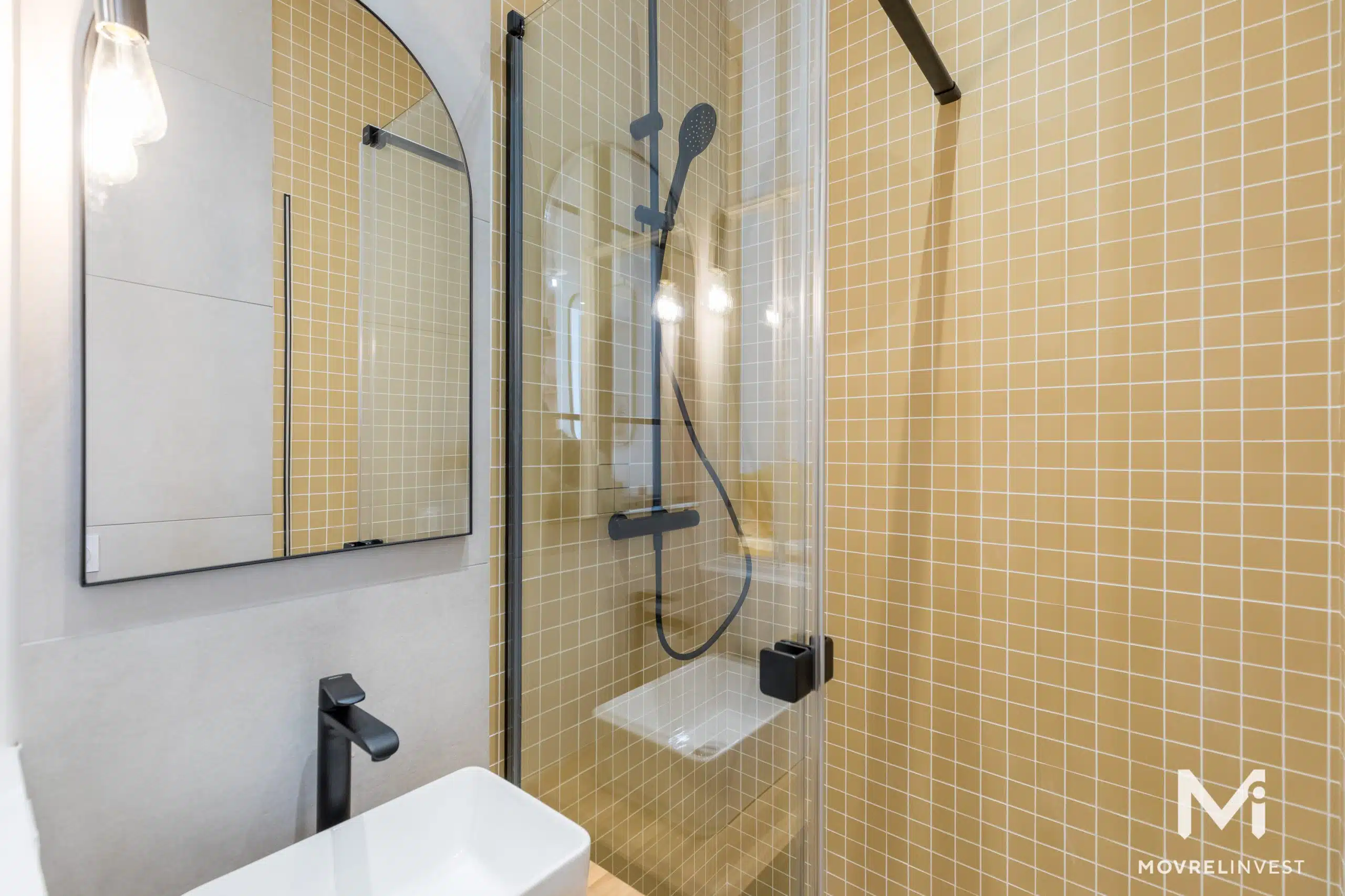 Salle de bain moderne avec douche italienne carrelée jaune.