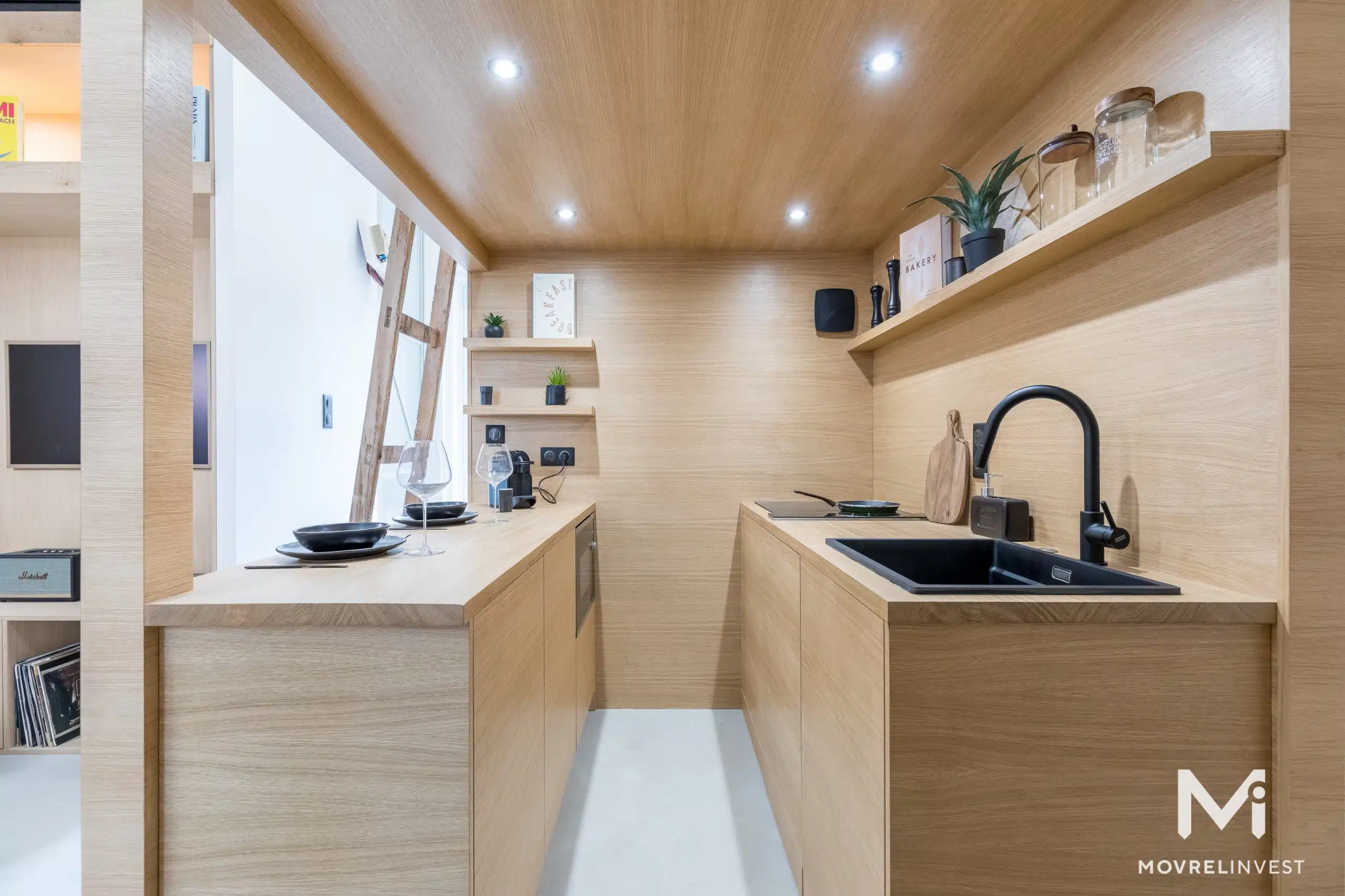 Intérieur moderne de cuisine compacte en bois clair