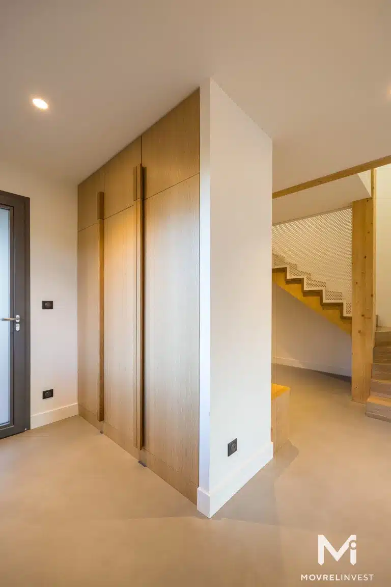 Intérieur moderne avec escalier et placard en bois.