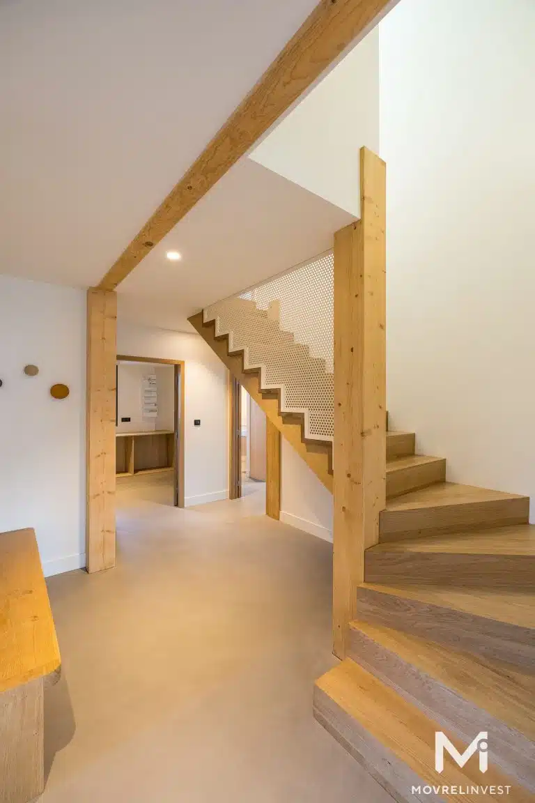 Escalier moderne en bois intérieur maison.