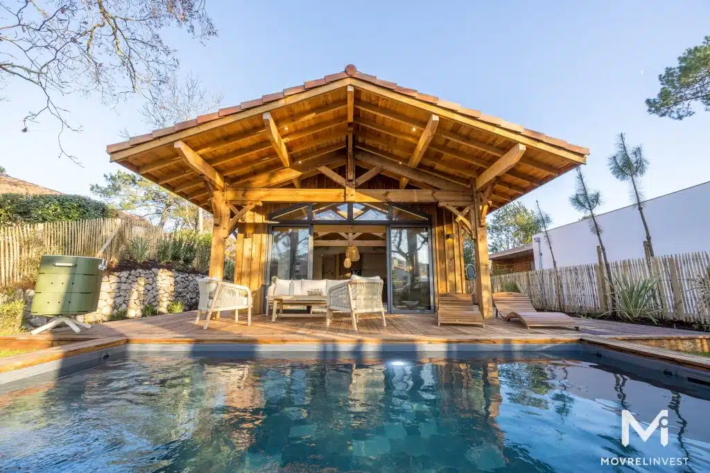 Chalet en bois avec piscine extérieure lumineux.