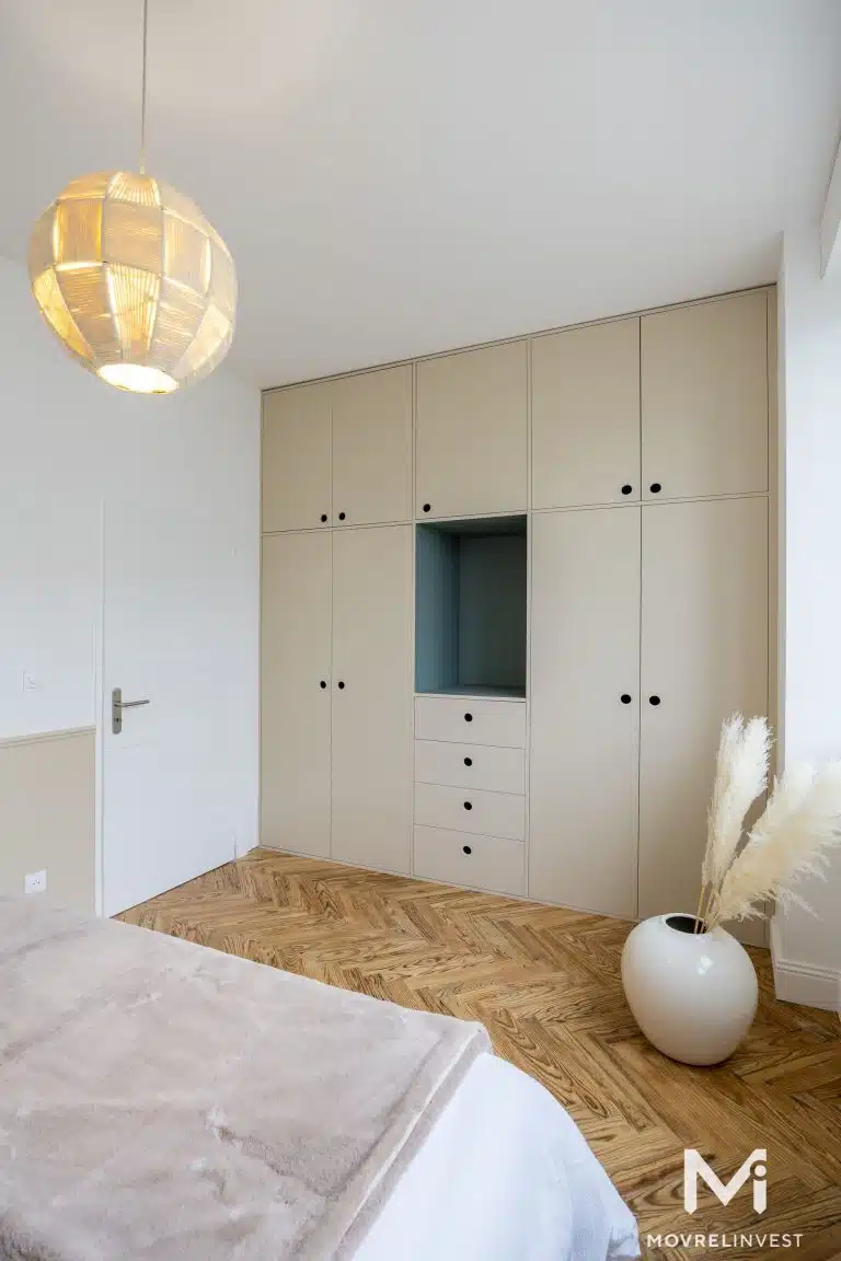 Chambre moderne avec grande armoire intégrée.