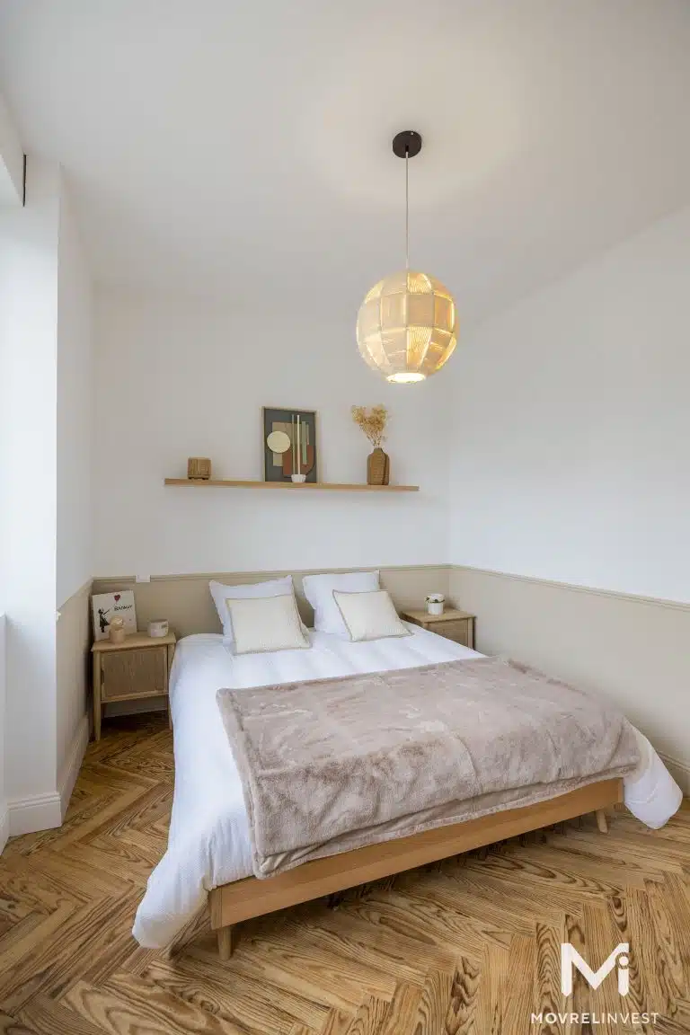 Chambre moderne lumineuse avec lit double et décoration épurée.