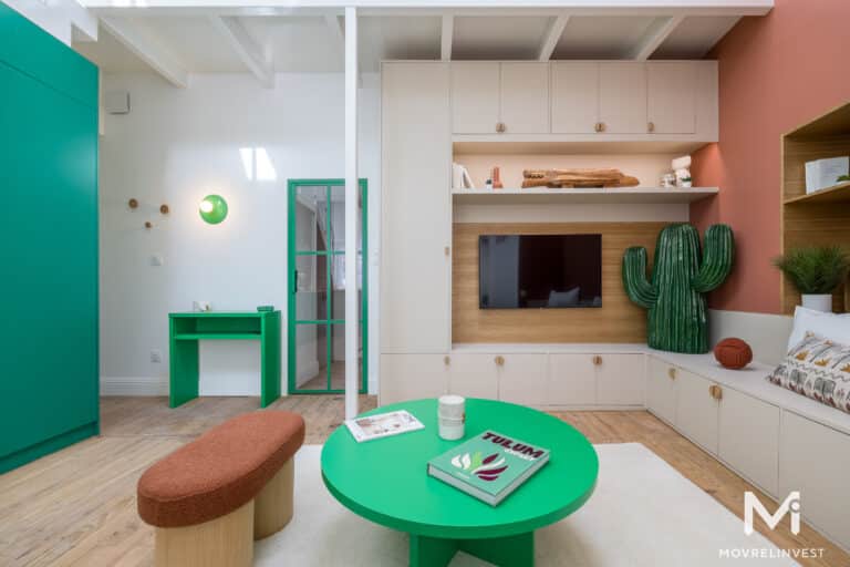 Salon moderne coloré avec déco cactus.