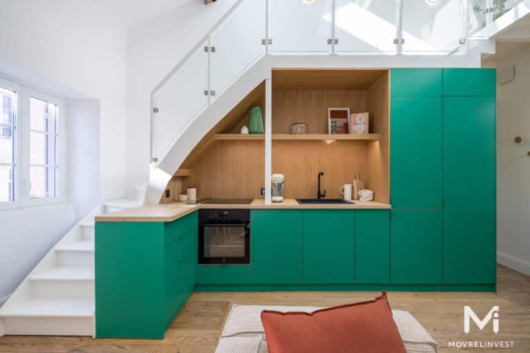 Cuisine moderne sous escalier en vert et bois.