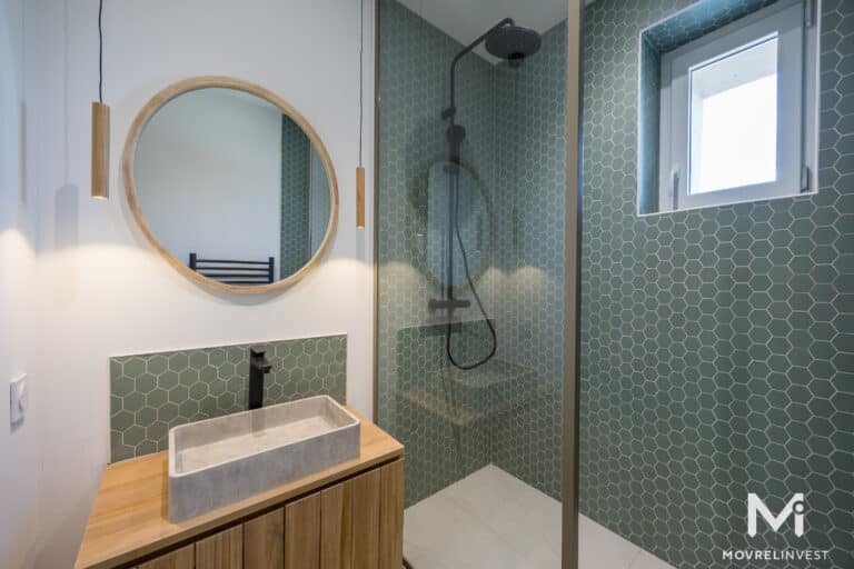 Salle de bains moderne carrelage hexagonal et bois