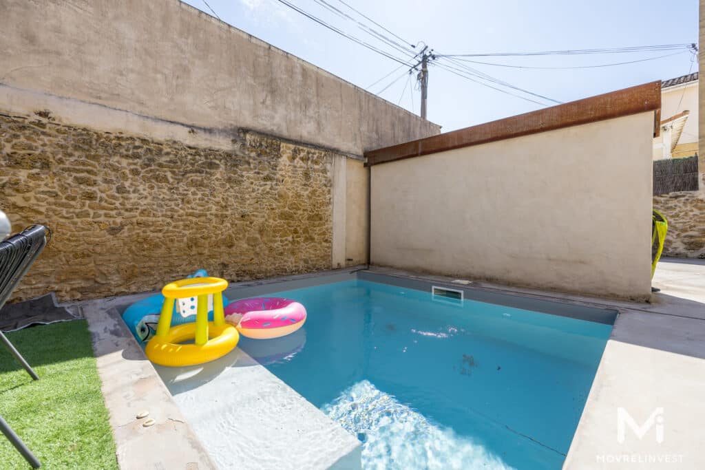 Piscine extérieure avec flotteurs colorés