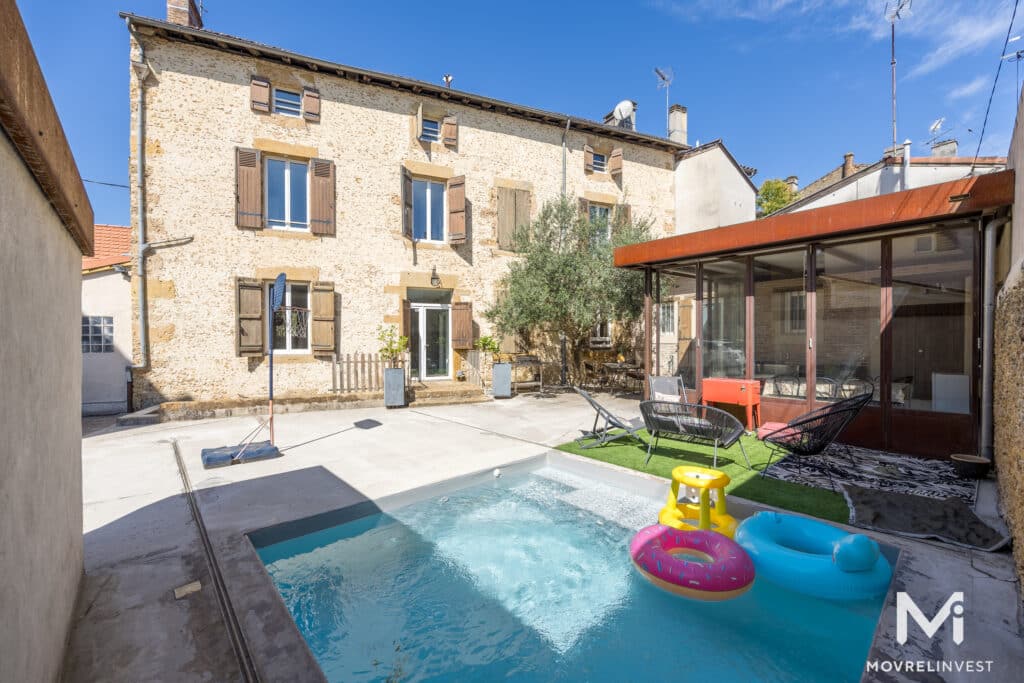 Maison rustique avec piscine et véranda en France