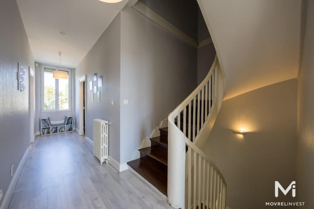 Intérieur lumineux avec escalier et couloir élégant