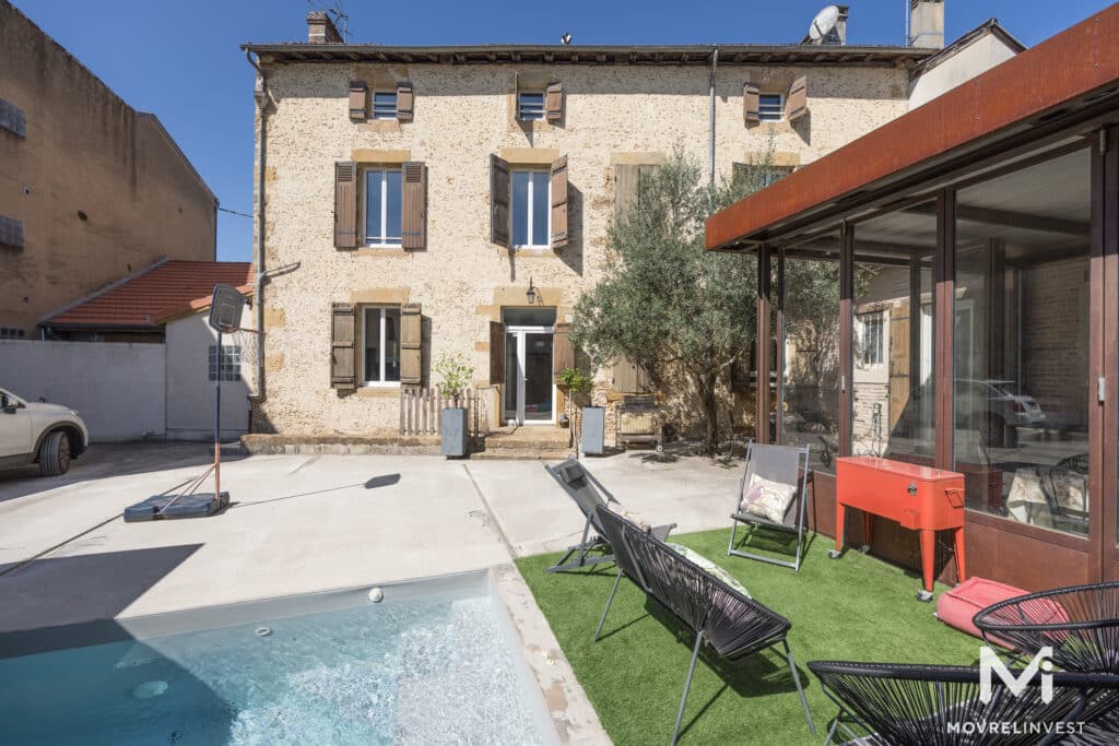 Maison en pierre avec piscine et véranda ensoleillée