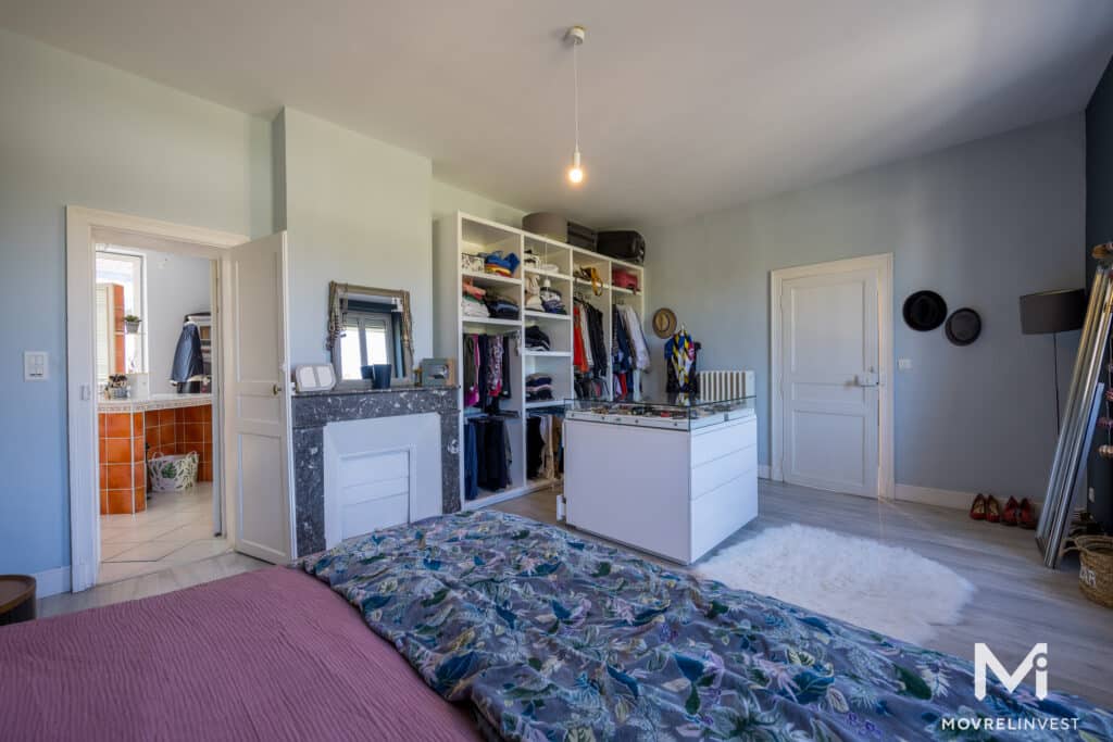 Chambre moderne avec dressing et miroir