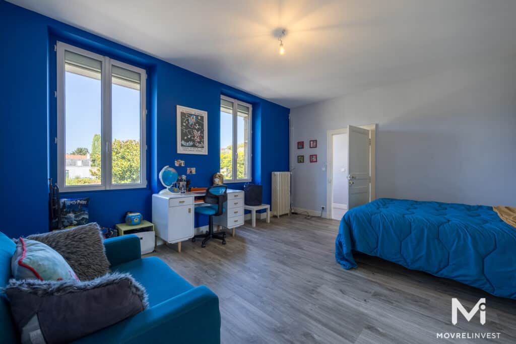 Chambre bleue spacieuse, moderne, bien éclairée