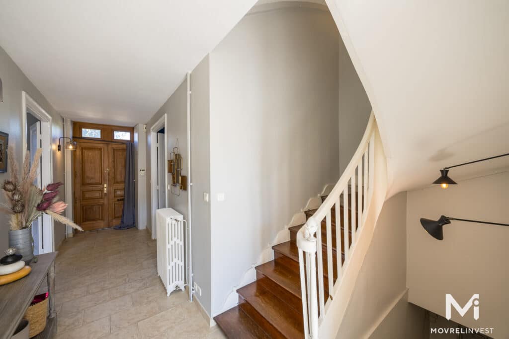 Intérieur avec escalier, porte en bois, décoration minimaliste