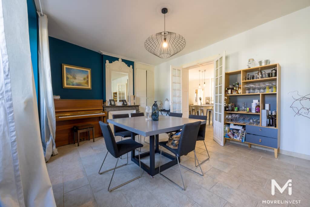 Salle à manger élégante avec piano et murs bleus