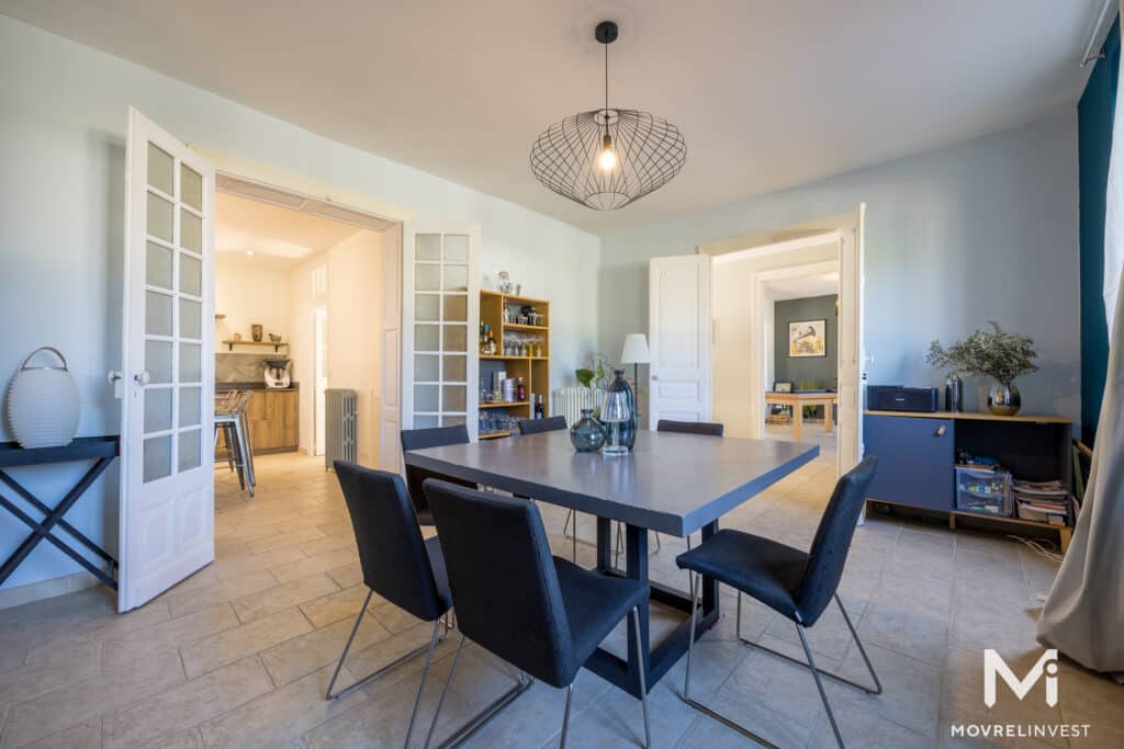 Salle à manger lumineuse avec mobilier moderne