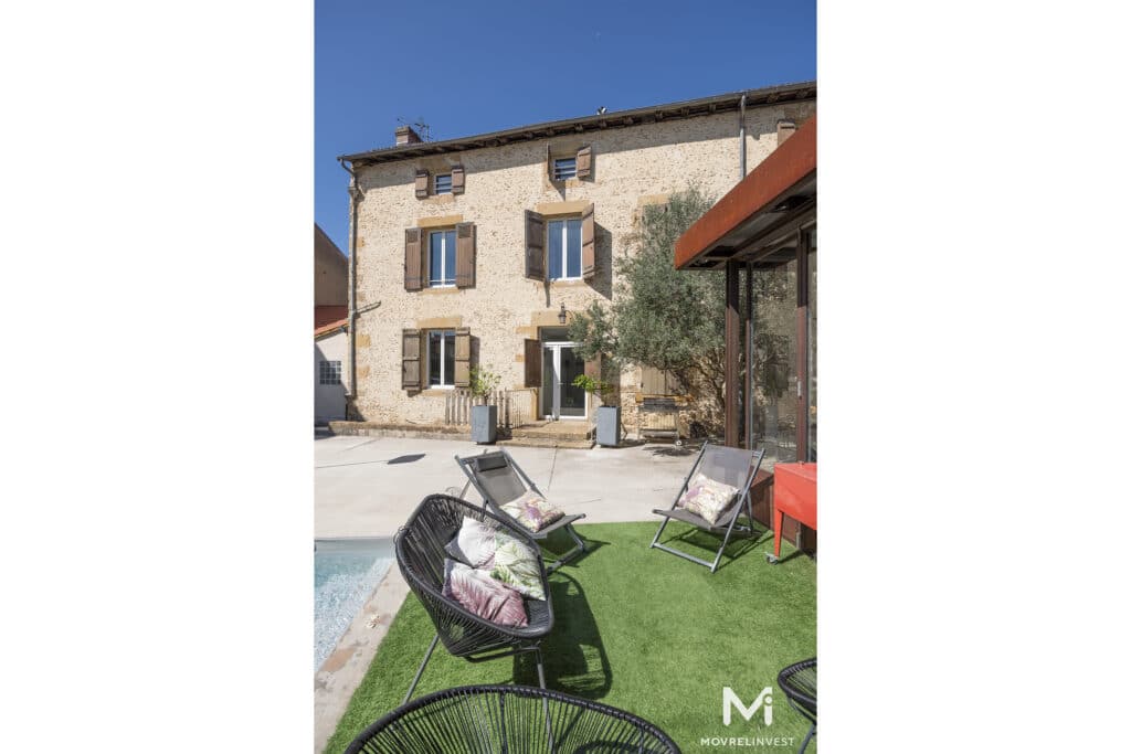 Maison française traditionnelle avec piscine et mobilier extérieur