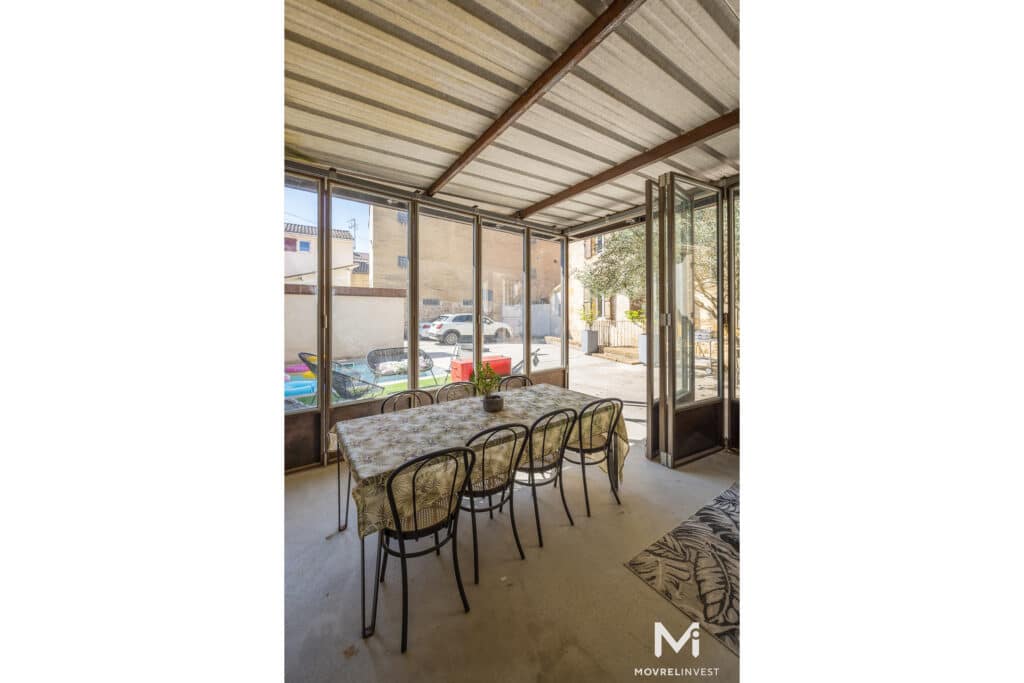 Terrasse couverte et meublée donnant sur cour