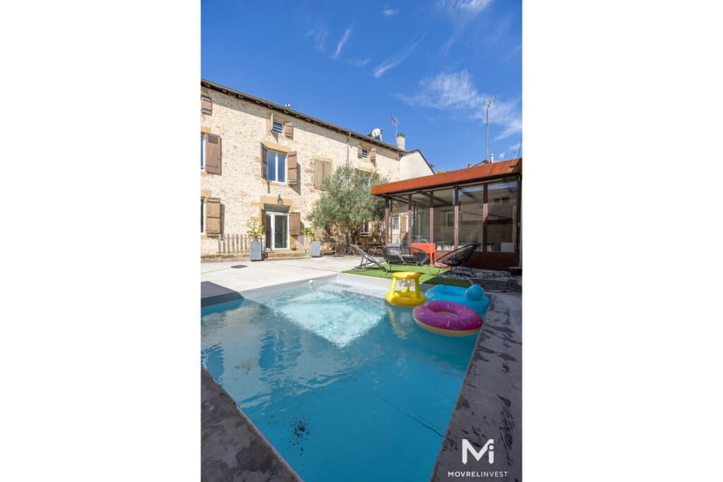 Maison en pierre avec piscine et mobilier extérieur