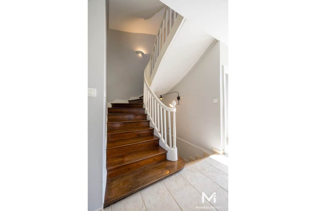 Escalier en bois élégant dans un intérieur blanc