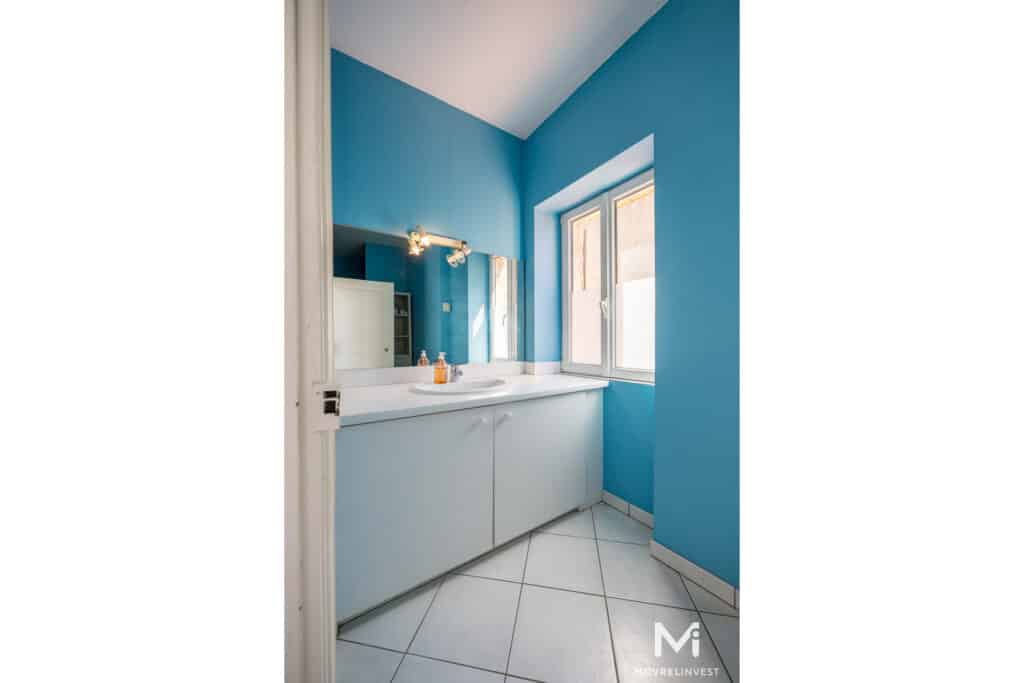 Salle de bain moderne avec murs bleus