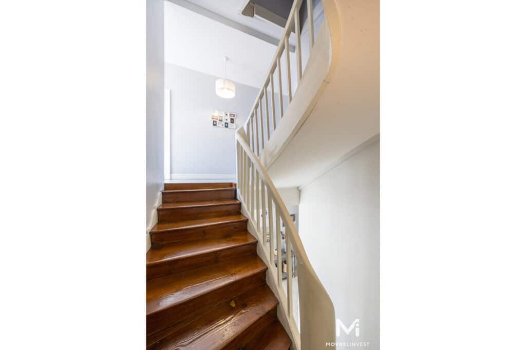 Escalier en bois avec rampe blanche, intérieur élégant