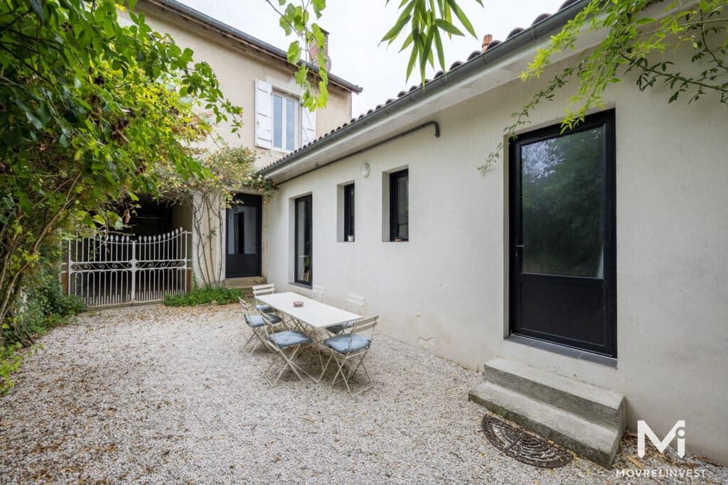 Maison française traditionnelle avec jardin et mobilier extérieur