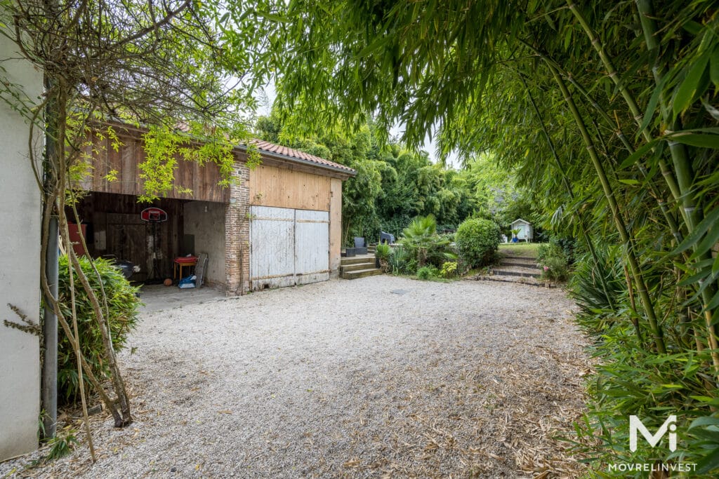 Grange rustique avec jardin luxuriant et bambous