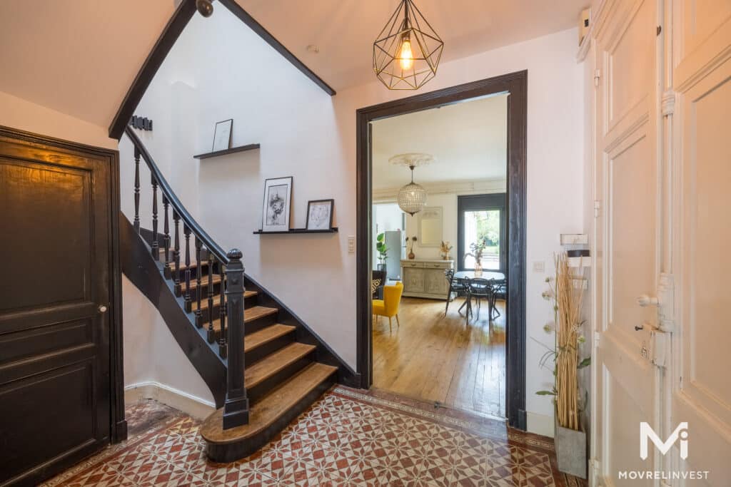 Intérieur élégant avec escalier et carrelage coloré