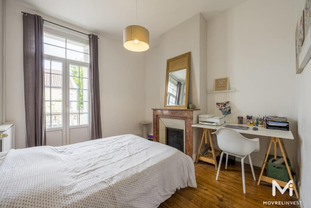 Chambre lumineuse avec bureau et miroir doré