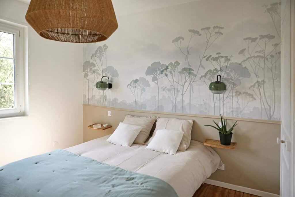 Chambre paisible avec décoration murale de forêt