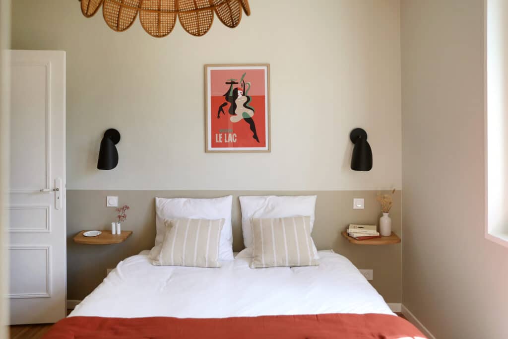 Chambre moderne avec affiche artistique et lit double