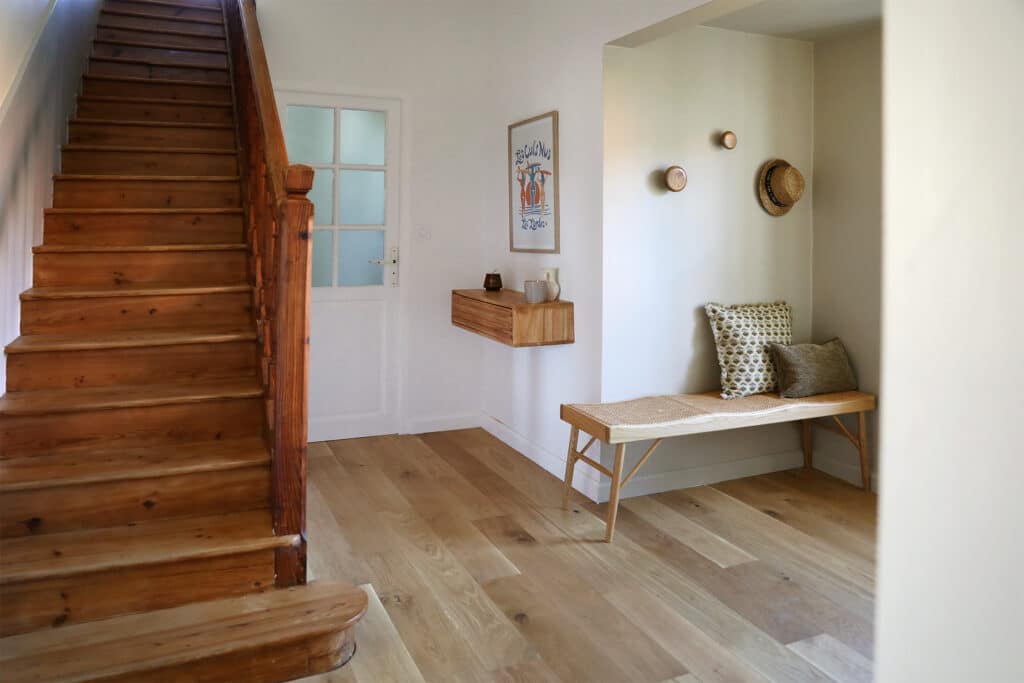 Intérieur élégant avec escalier en bois et décoration