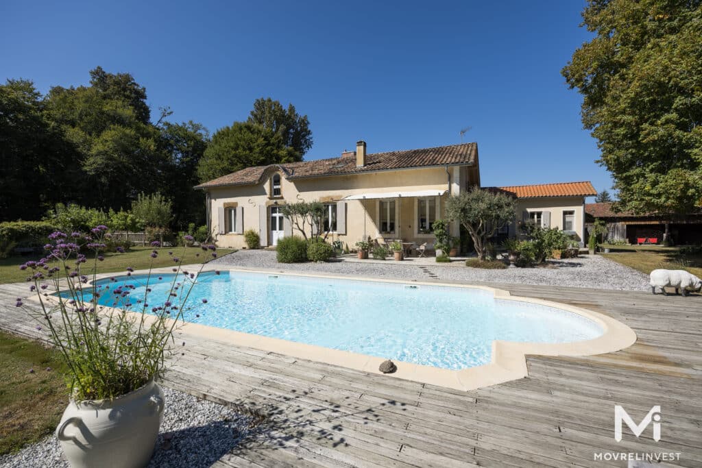 Maison provençale avec piscine et jardin verdoyant