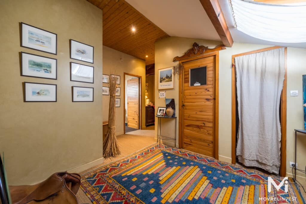 Intérieur rustique avec tapis coloré et tableaux au mur